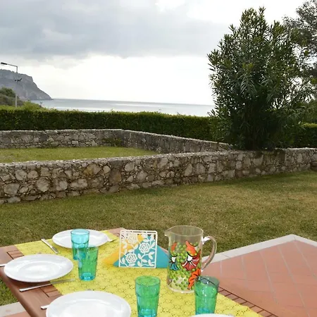 Hébergement de vacances Amazing & Pool With Garden *