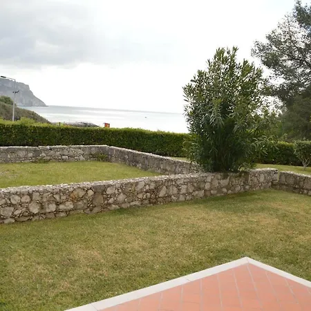Ferienhaus Amazing & Pool With Garden